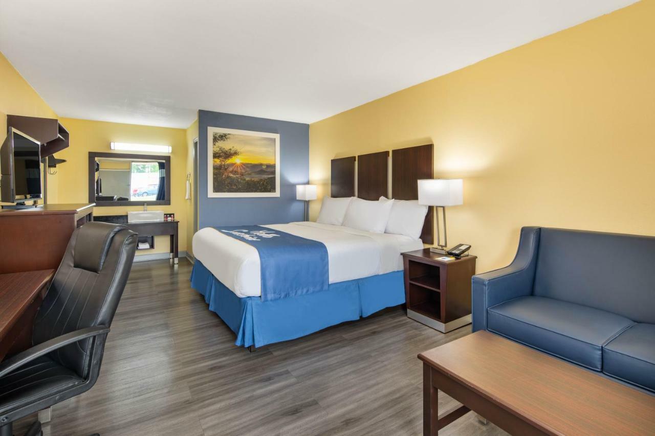 Days Inn By Wyndham Muscle Shoals Exterior photo